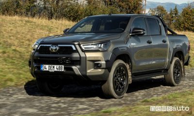 Vista di profilo Toyota Hilux Invincibile sullo sterrato