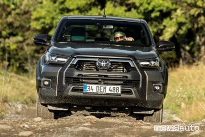 Frontale Toyota Hilux Invincibile sullo sterrato