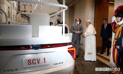 Toyota Mirai Papamobile consegna a Papa Francesco