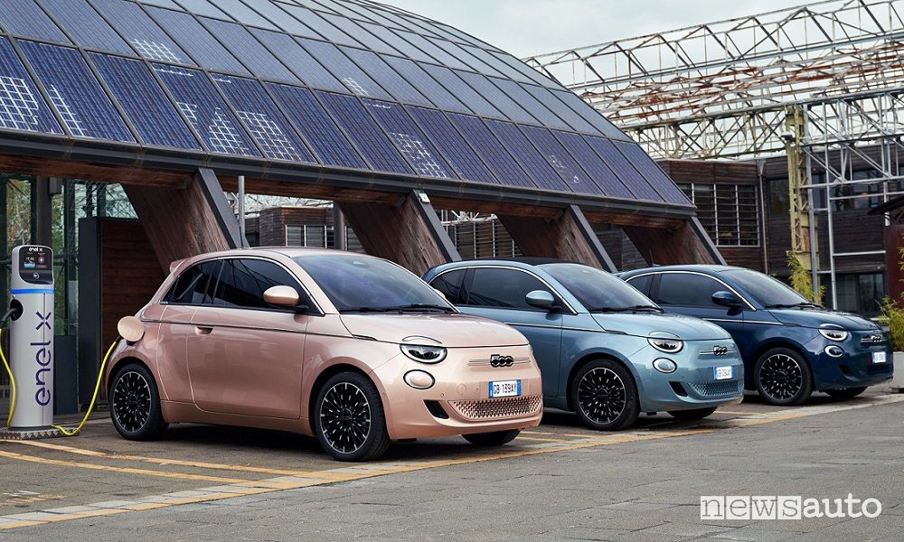 Ricarica Fiat 500 elettrica in car sharing a Torino