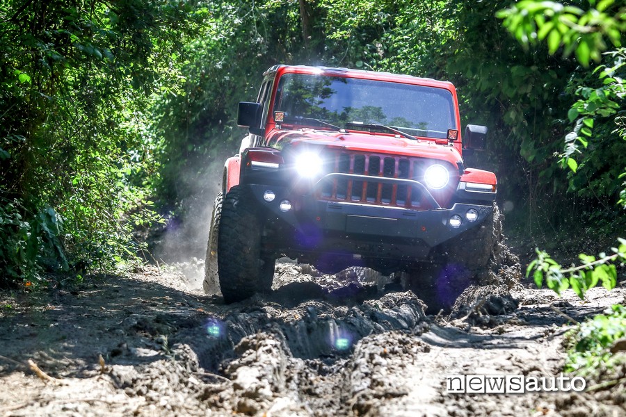 Attraversamento terreno sconnesso, twist e canaloni senza problemi
con il Jeep Rubicon Gladiator JT