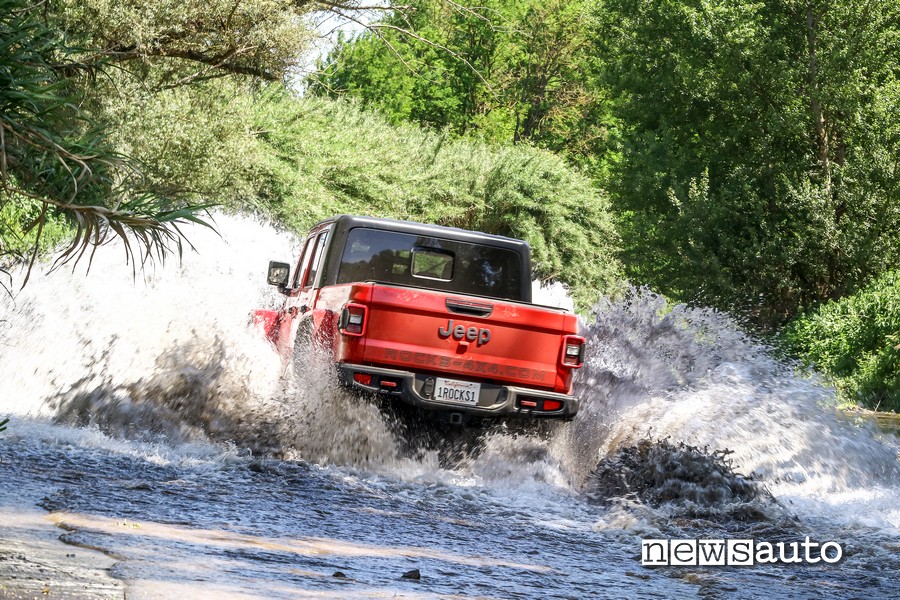 Attraversamento guado e dettagli posteriori e cassone Jeep Rubicon Gladiator JT