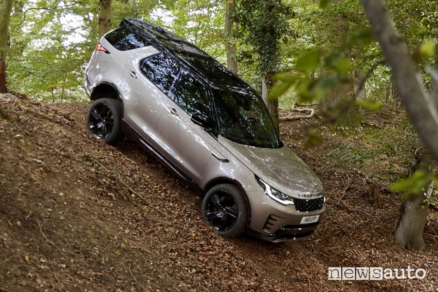 Nuovo Land Rover Discovery R-Dynamic in off road impegnato in una discesa ripida