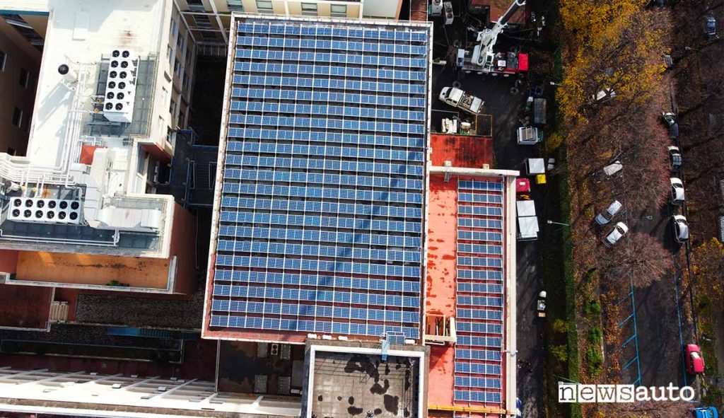 Impianto fotovoltaico kWngo composto 300 pannelli solari installati sul tetto del Dipartimento di ingegneria elettrica e delle tecnologie dell'informazione dell’università Federico II di Napoli