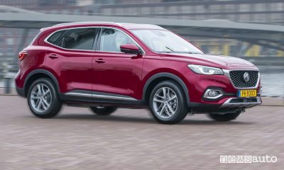 Vista laterale MG EHS Plug-in Hybrid su strada