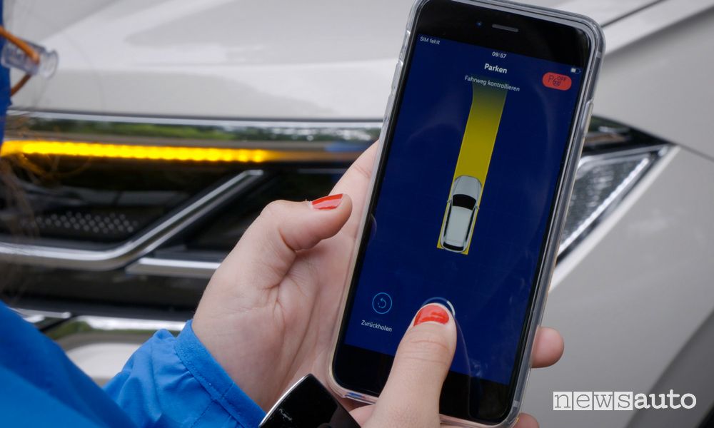 Parcheggio automatico, la VW Touareg si parcheggia con lo smartphone