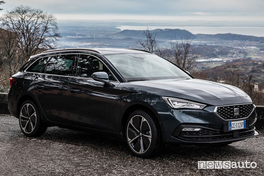 Vista di profilo Seat Leon Sportstourer e-Hybrid