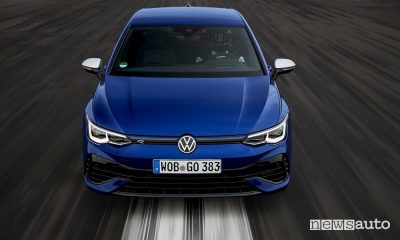 Vista frontale nuova Volkswagen Golf R in pista