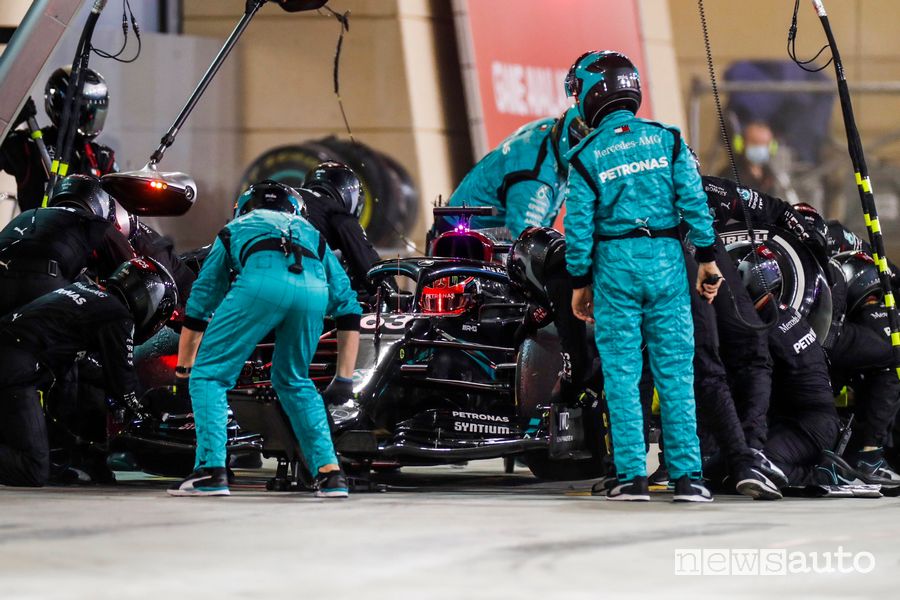Errore ai box Mercedes nel Gp di Sakhir, i meccanici hanno montato una gomma di Bottas sulla monoposto di Russel