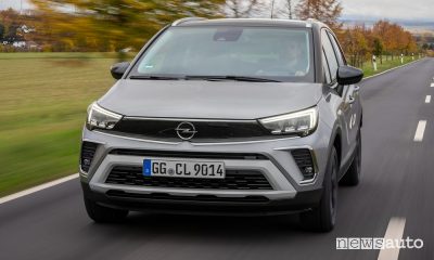 Vista anteriore nuova Opel Crossland su strada