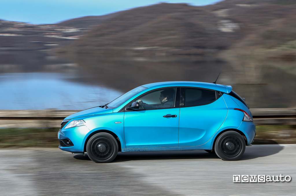 fiancata Lancia Ypsilon Hybrid