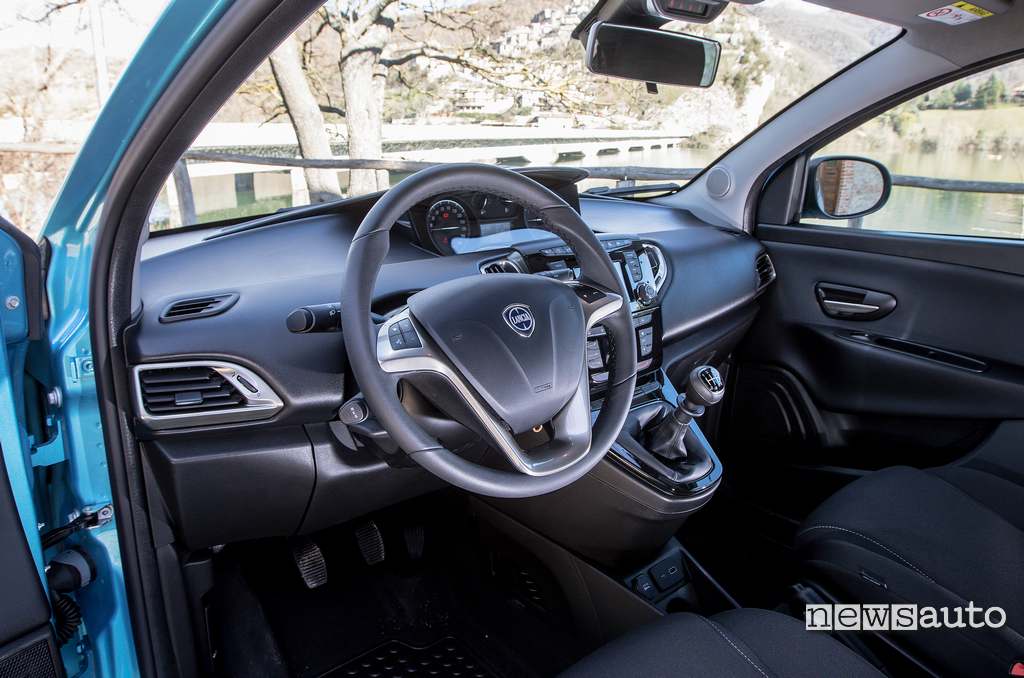 interni rinnovati Lancia Ypsilon Hybrid