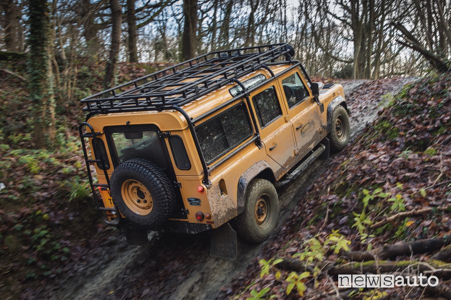 Land Rover Defender Works V8 Trophy salita in off road