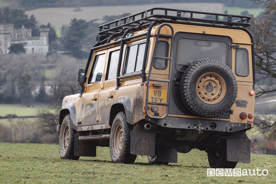 Vista posteriore Land Rover Defender Works V8 Trophy