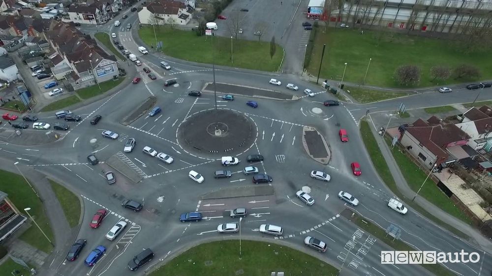 rotonda magica (“magic roundabout”) di Swindon
