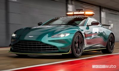 Vista di profilo Aston Martin Vantage safety car F1 in pista
