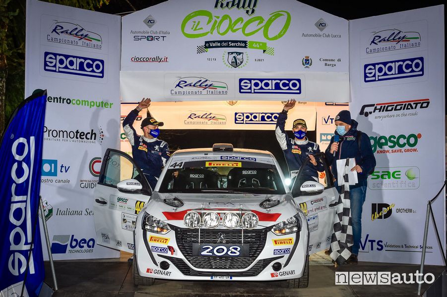 Andrea e Giuseppe Nucita festeggiano la vittoria al Rally il Ciocco 2021