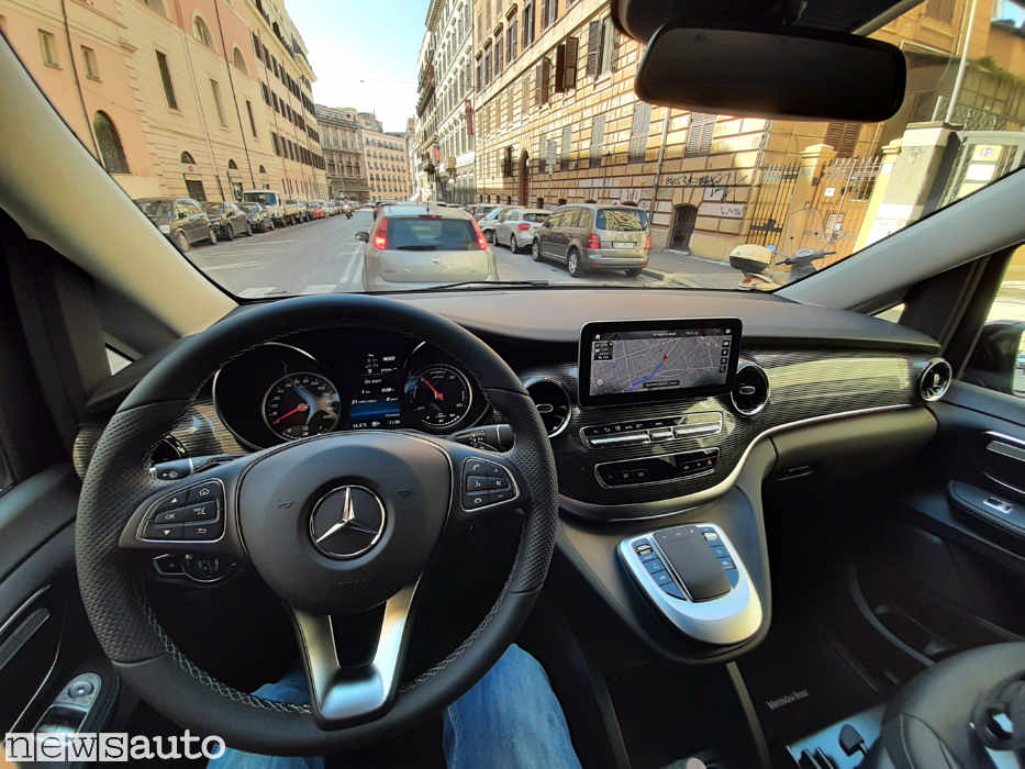 L'abitacolo del van elettrico Mercedes EQV