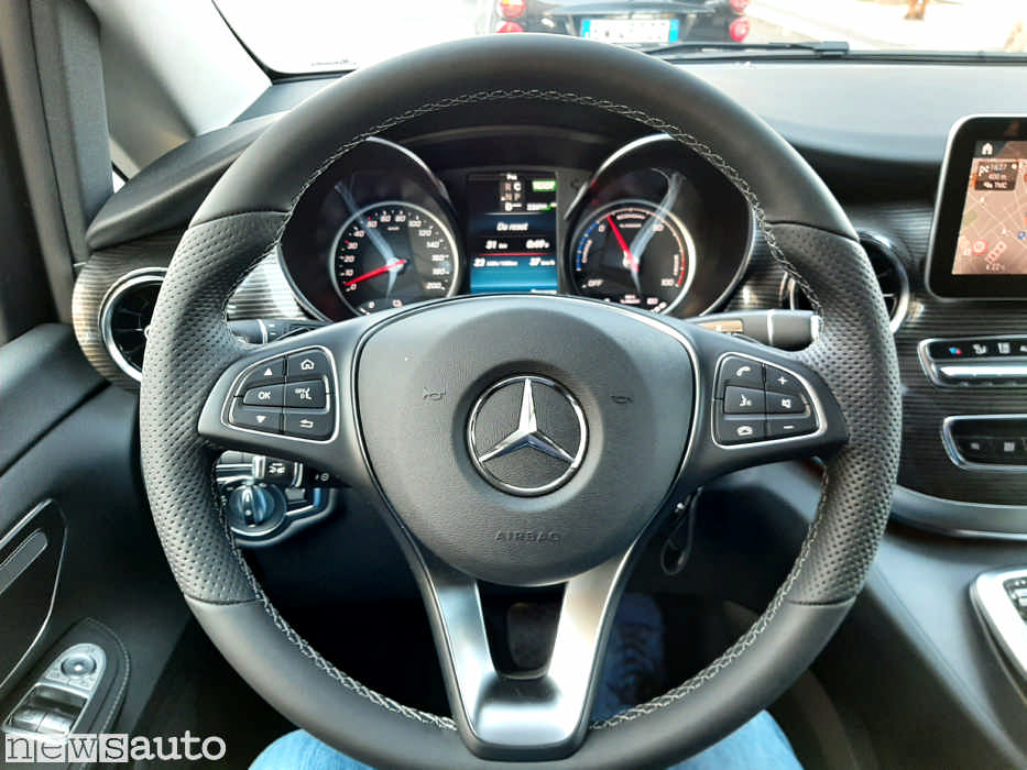 Il volante del Mercedes EQV in prova, cruscotto e plancia