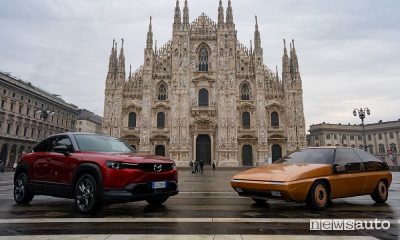 Mazda MX-30 EV e la MX-81 concept in Piazza del Duomo a Milano