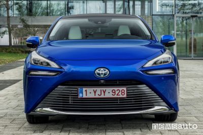 Frontale nuova Toyota Mirai ad idrogeno