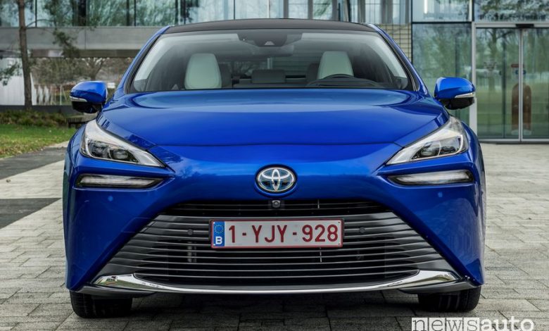 Frontale nuova Toyota Mirai ad idrogeno