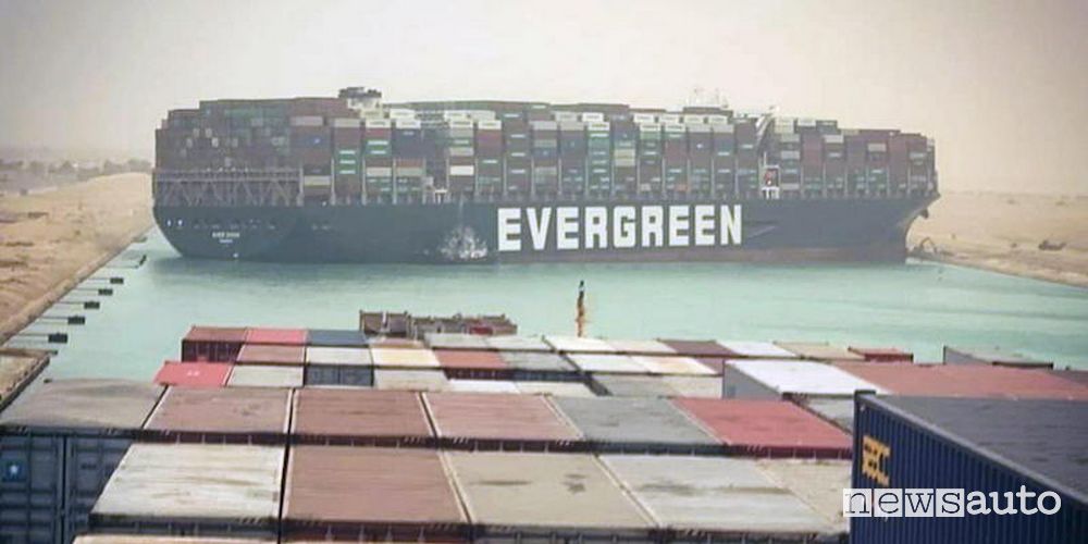La nave Ever Green coinvolta nell'incidente al canale di Suez a marzo 2021 di traverso è ripartita dopo 6 giorni