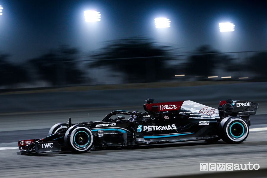 La Mercedes di Lewis Hamilton in Bahrein durante dei test