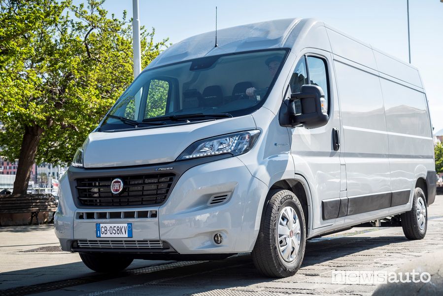 Vista di profilo Fiat e-Ducato elettrico