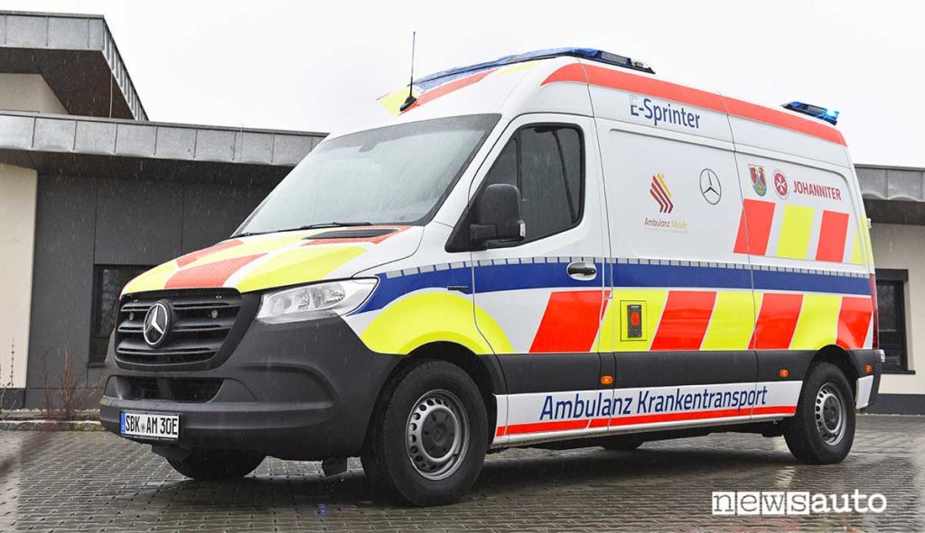 Ambulanza elettrica con il Mercedes-Benz eSprinter furgone elettrico in allestimento ambulanza