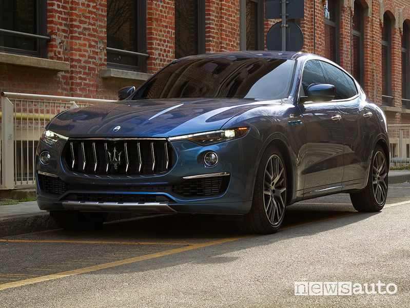 Vista di profilo nuova Maserati Levante Hybrid