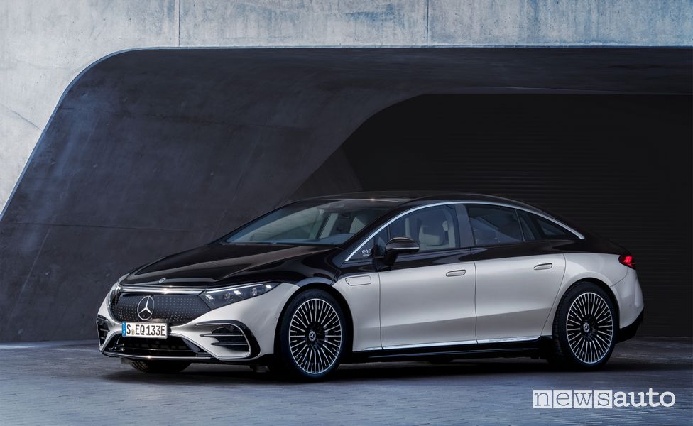 Vista di profilo Mercedes-EQ EQS 580 4MATIC elettrica