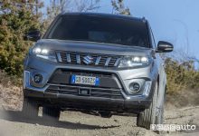 Vista anteriore Suzuki Vitara Hybrid sullo sterrato