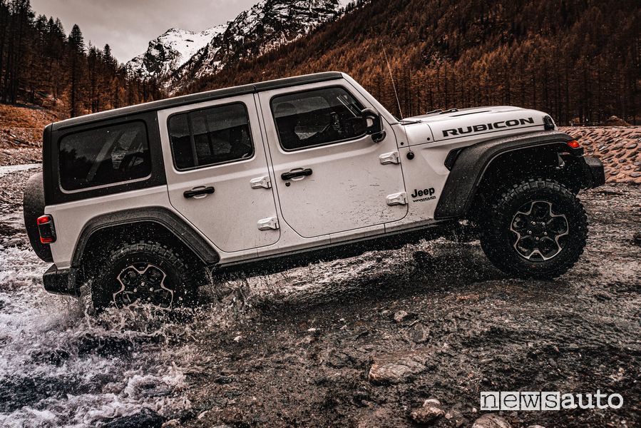 Vista laterale Jeep Wrangler 4xe Rubicon in off road