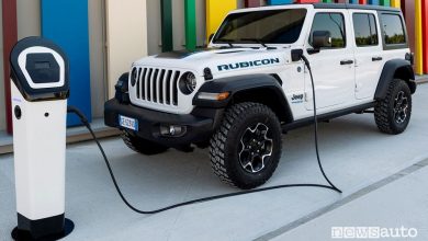 Jeep Wrangler 4xe Rubicon in ricarica da colonnina pubblica