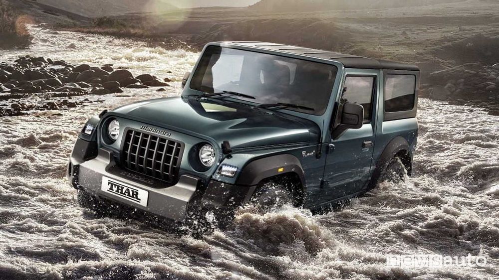 Mahindra Thar impegnato in un guado