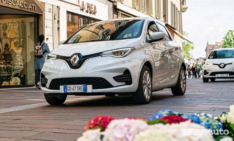 Renault Zoe del car sharing elettrico Mobilize nel centro di Bergamo