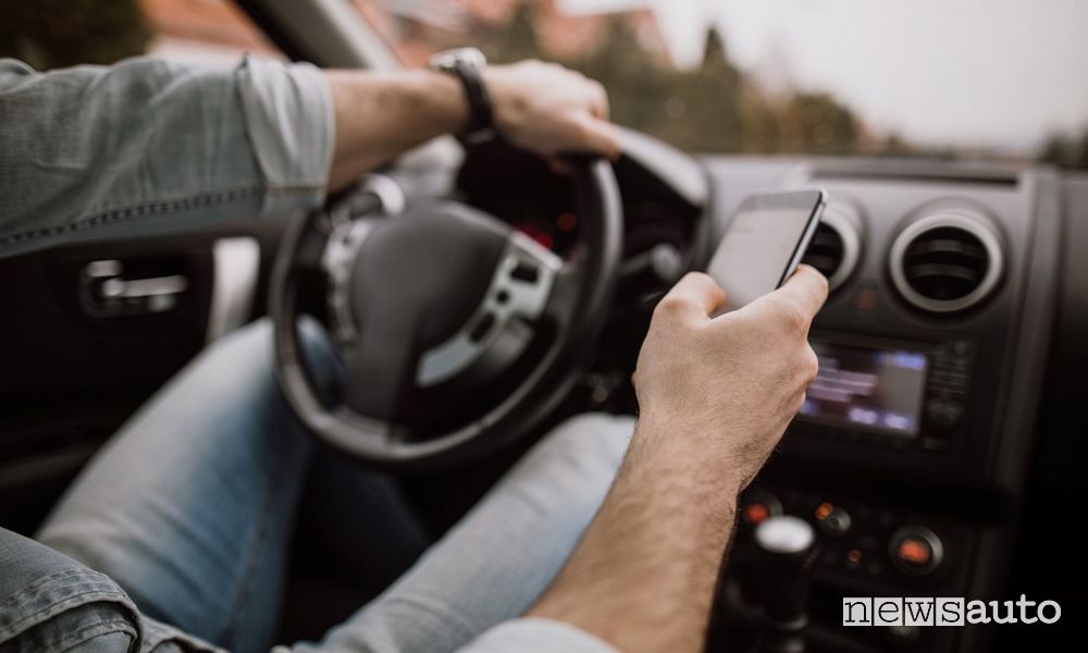 Multa cellulare alla guida con incidente