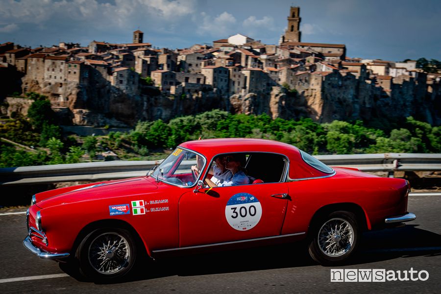 John Elkann alla Mille Miglia 2021 con l'Alfa Romeo 1900 C Super Sprint del 1956