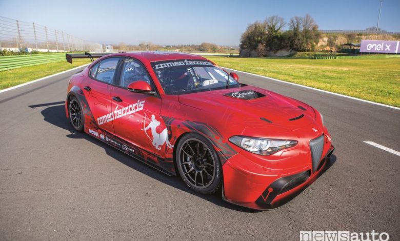 Vista di profilo Alfa Romeo Giulia ETCR by Romeo Ferraris