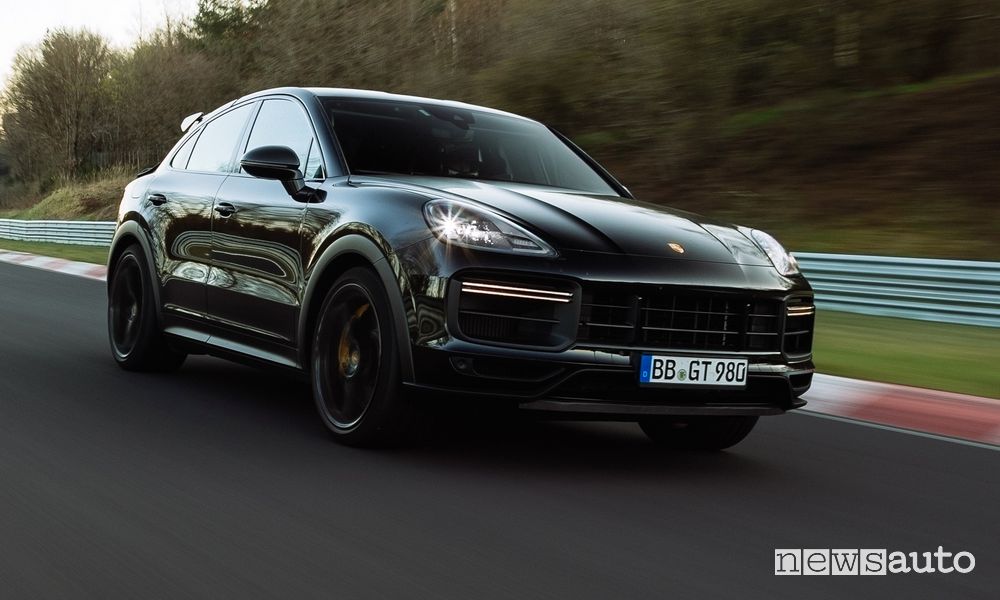 Nuova Porsche Cayenne, giro record al Nürburgring [video]