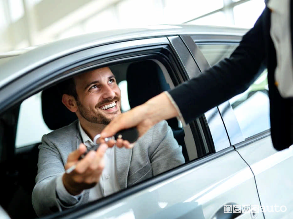 Atto di vendita dell'auto. Atto di vendita dell'auto. Momento in cui il venditore consegna le chiavi all'acquirente dell'auto che ne entra cosi in possesso fisico