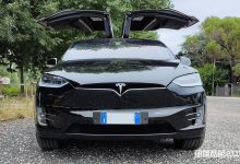 Tesla Model X con le portiere aperte ad ali di gabbiano