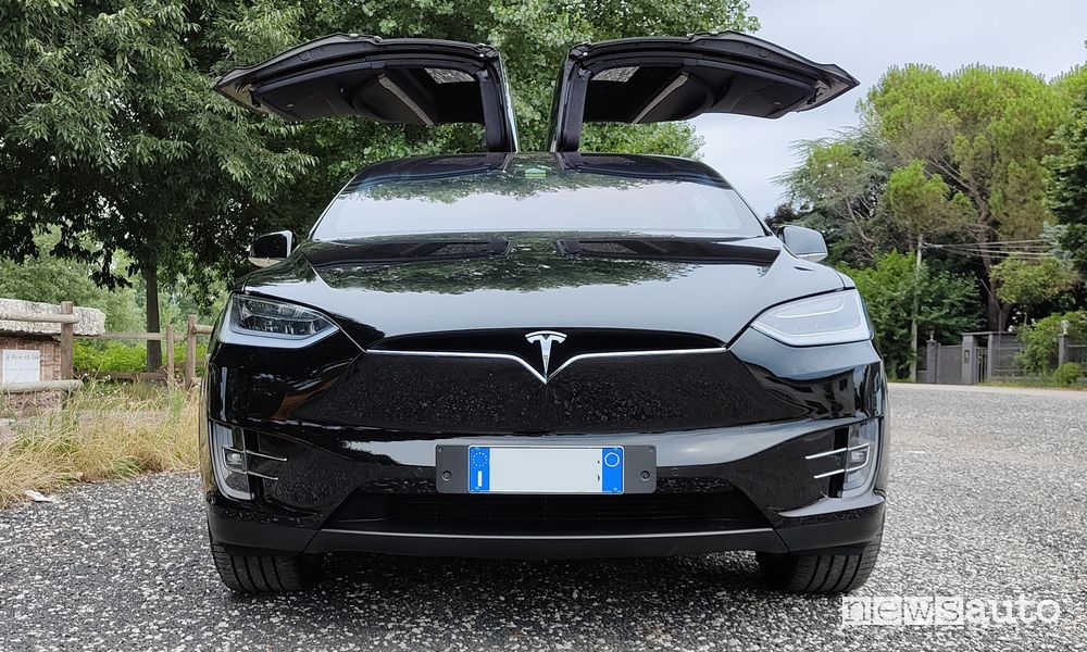 Tesla Model X con le portiere aperte ad ali di gabbiano
