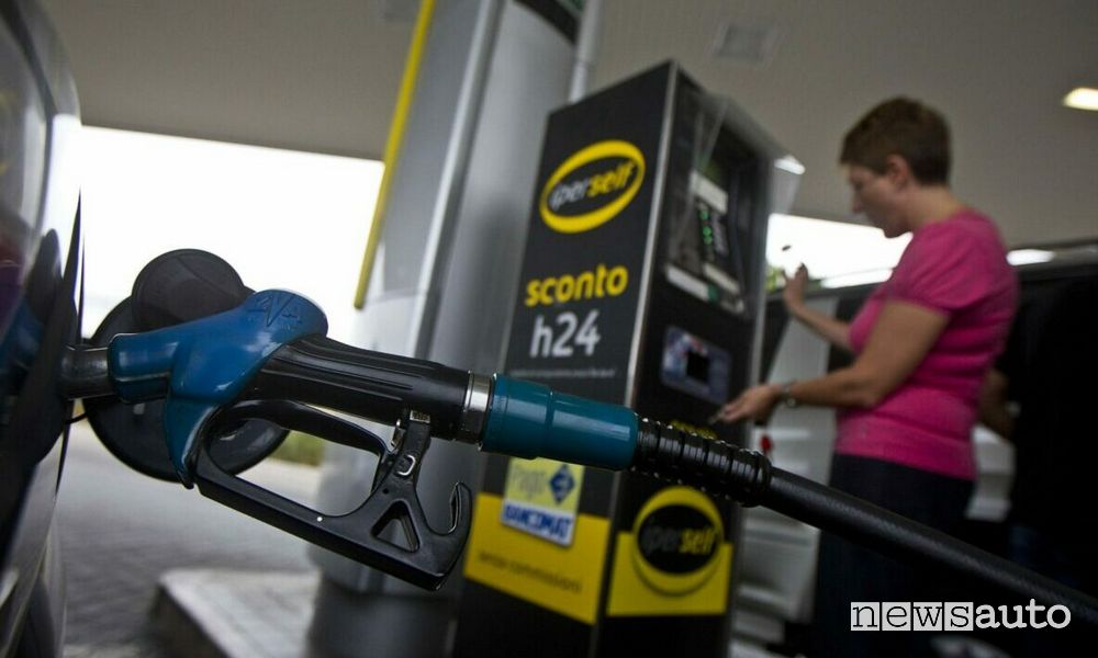 Distributori di benzina Eni parlano in dialetto