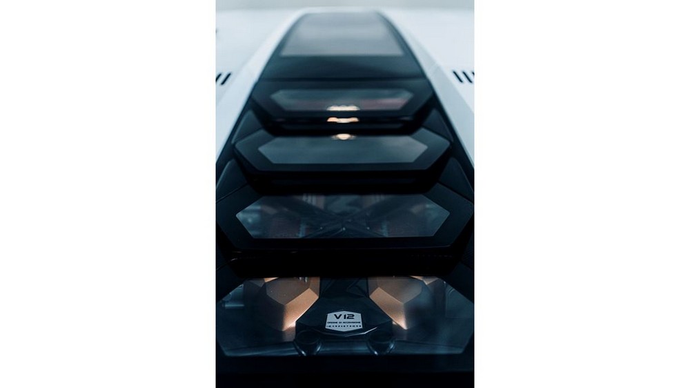 Il possente motore V12 ibrido della nuova Lamborghini  Coountach