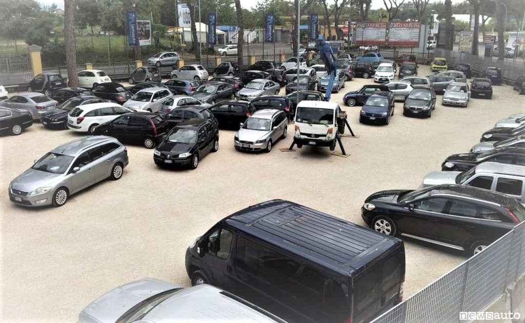 Scarseggiano le auto usate sui piazzali dei rivenditori auto (nella foto Iamauto Roma)