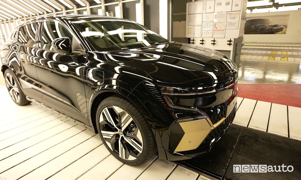 Renault Mégane E-Tech Electric esce dalla linea di montaggio Douai