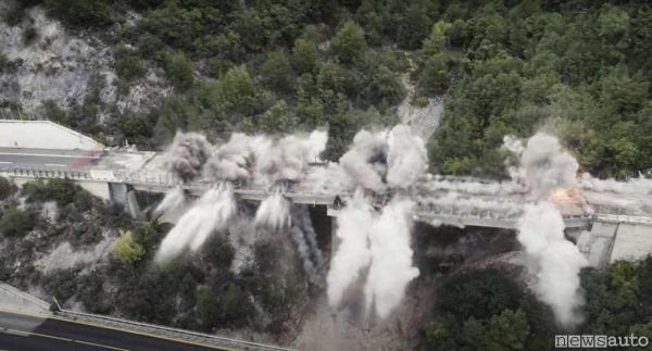 Ponte crolla con l'esplosivo sulla A24 [video]