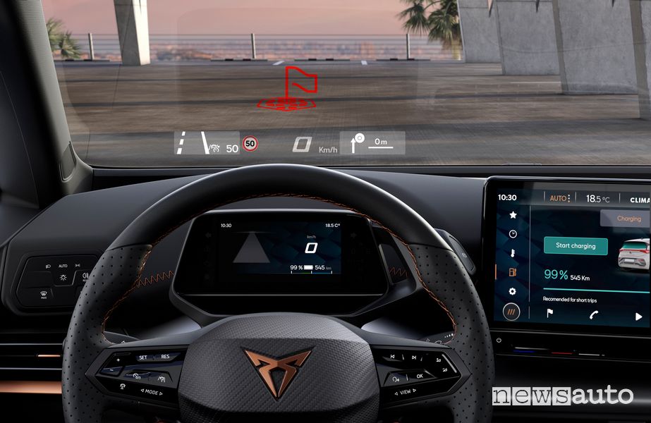 Head-up display abitacolo Cupra Born elettrica Aurora Blue